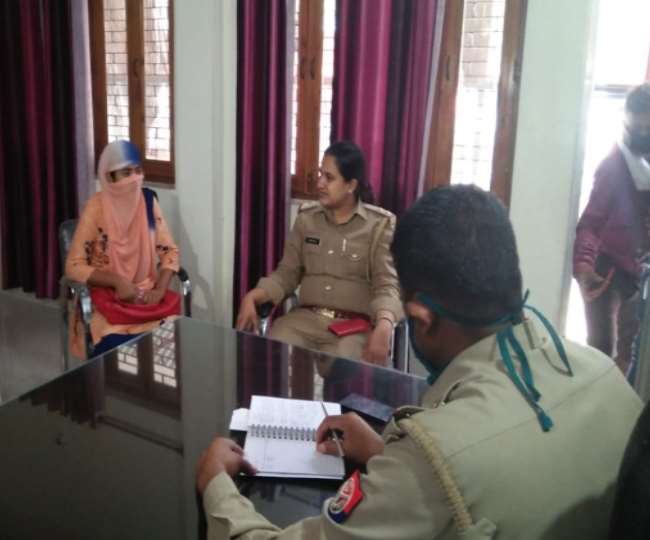 पुलिस ने जब महिला से पूछताछ की तो पता चला वह अनामिका शुक्ला है ही नहीं।