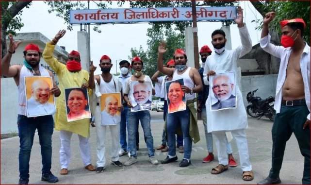 अलीगढ़ में समाजवादी पार्टी के कार्यकर्ताओं ने विरोध प्रदर्शन किया।