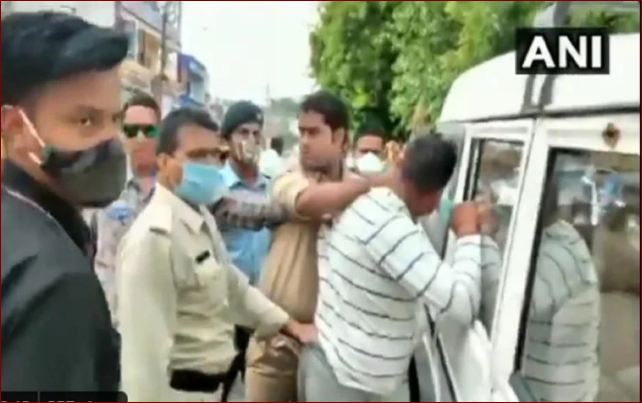 विकास दुबे को गिरफ्तार कर ले जाती उज्जैन पुलिस।