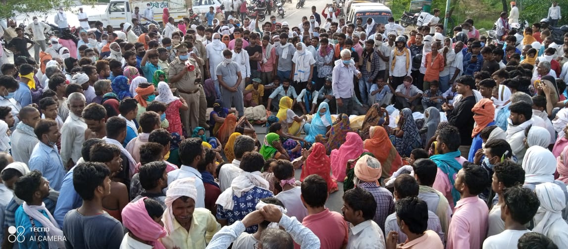 सड़क पर शव रखकर ग्रामीणों द्वारा लगाया गया जाम।