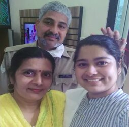 माता-पिता के साथ ज्योति शर्मा