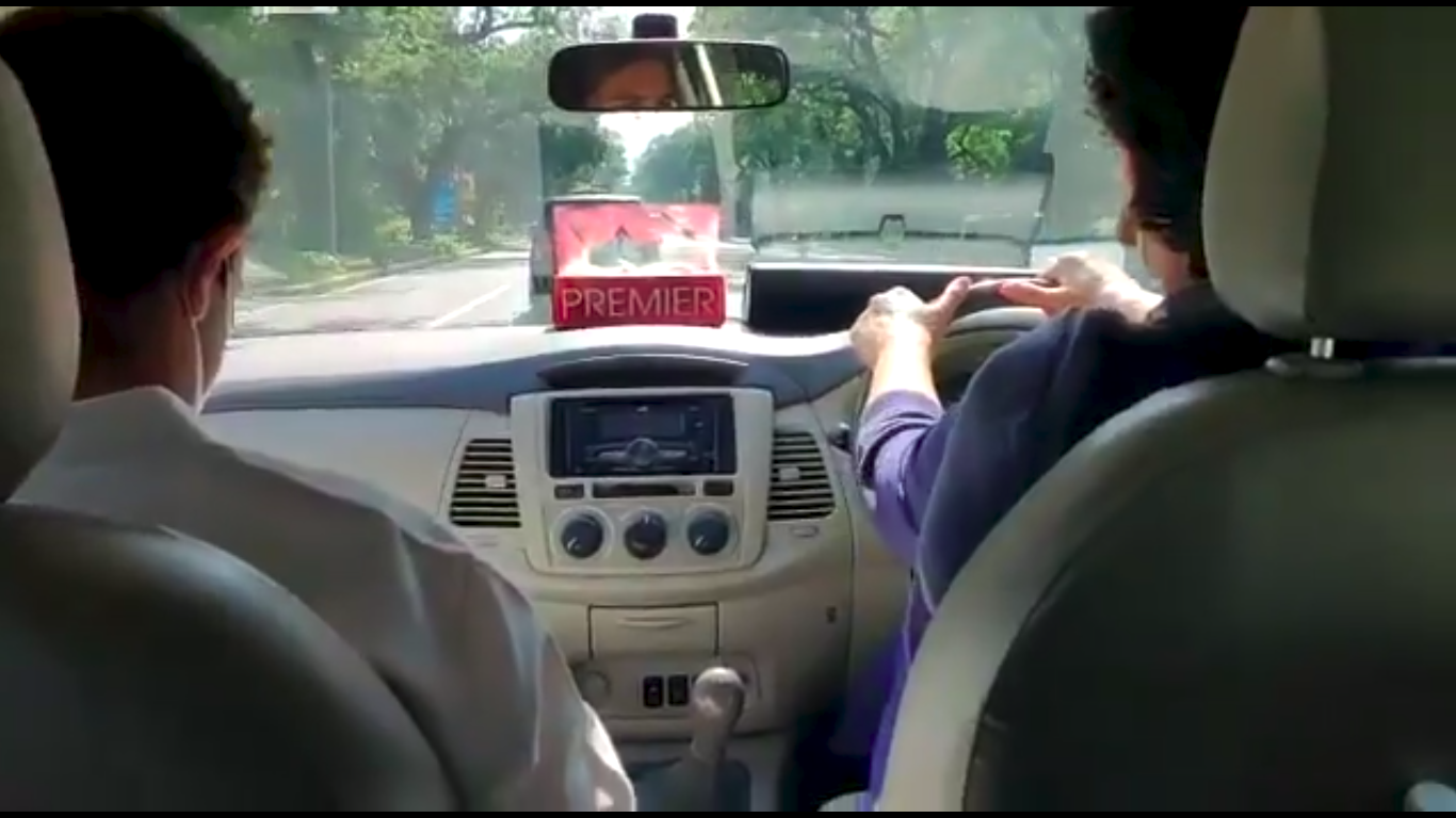 प्रियंका गांधी खुद गाड़ी ड्राइव कर रही हैं।