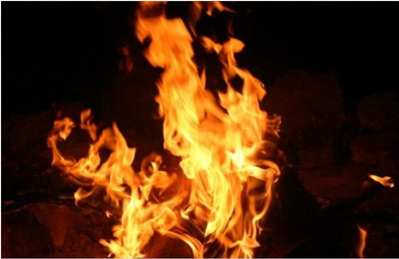 लोकभवन के सामने एक परिवार ने आत्मदाह का प्रयास किया।