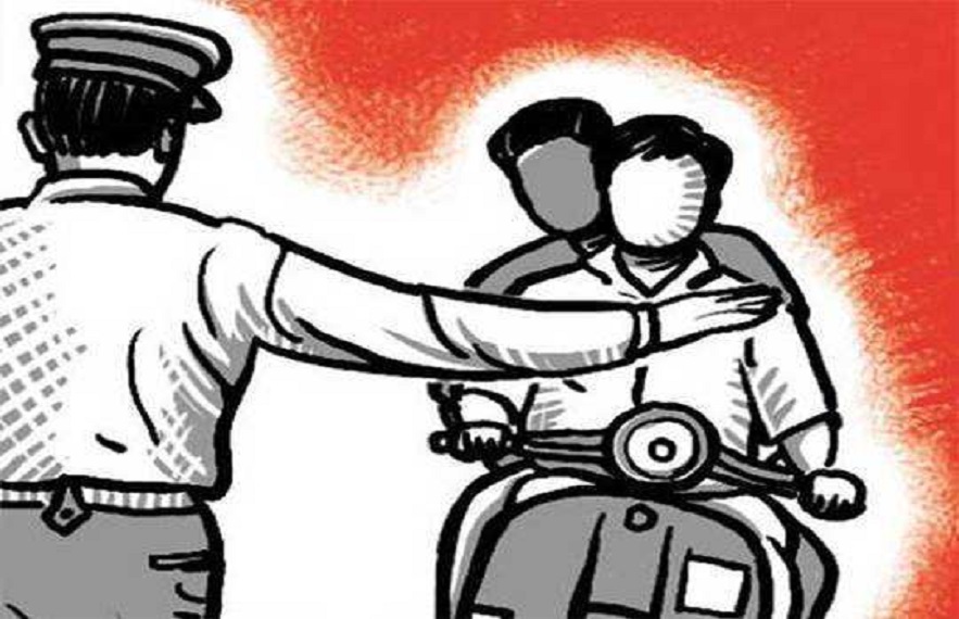 पुलिस के अनुसार, अरुण कुमार ने 77 बार यातायात नियमों का उल्लंघन किया है।