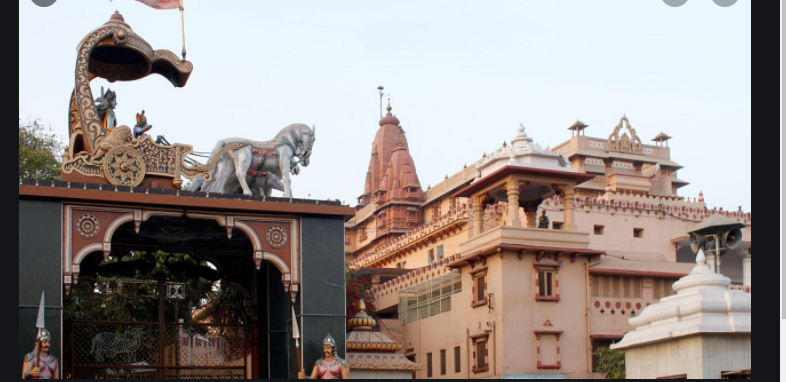 नंदबाबा मंदिर में दो मुस्लिम व्यक्तियों द्वारा नमाज पढ़ने से माहौल गरमा गया है