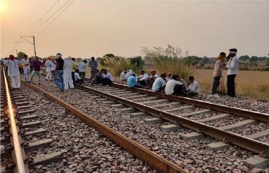 रेल पटरियांं उखड़ने से ट्रेनों के कैसिंल होने का सिलसिला शुरू हो गया है।