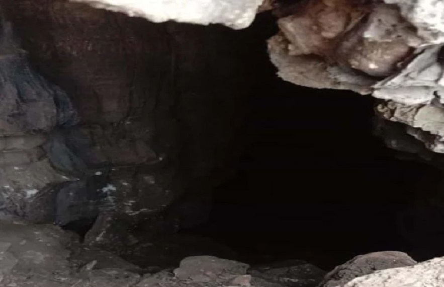 सड़क निर्माण निर्माण के दौरान दिखाई दिया गुफा का प्रवेश द्वार।
