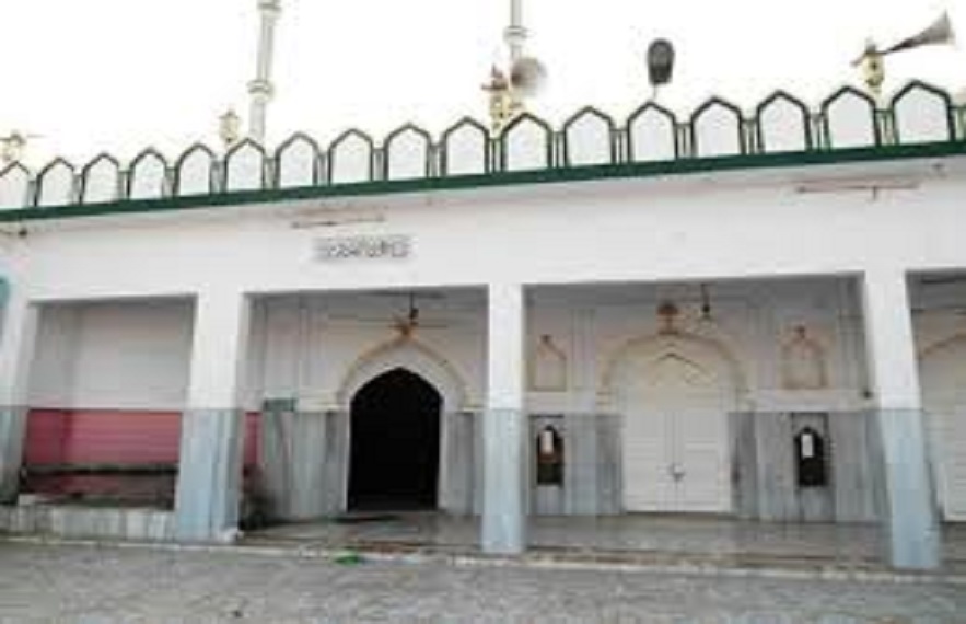 मौलाना ने भाईचारे के लिए मस्जिद में हनुमान चालीसा पढ़ने की स्वीकृति दी थी।