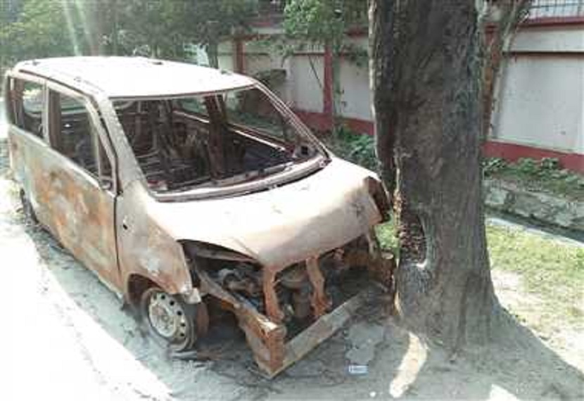 कार में पेड़ से टकराने के बाद लगी भयानक आग