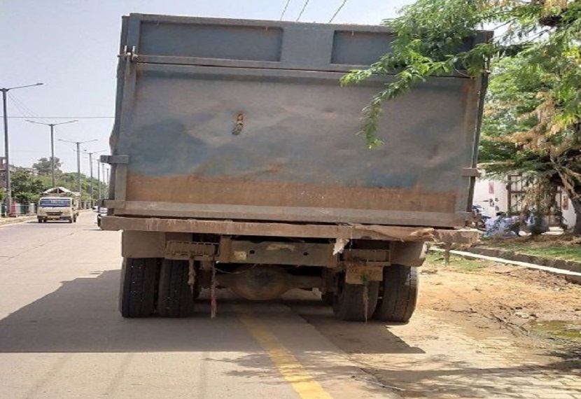 तेज आवाज सुनकर ग्रामीण घटनास्थल पर पहुंचे।