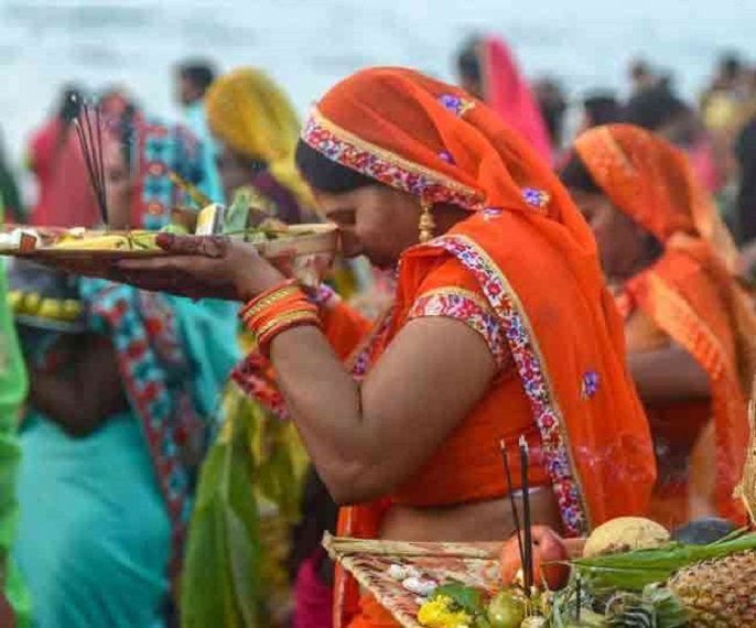 सूर्य देव की अर्चना में जुटा पूर्वांचल, सुनाई दे रहे छठ गीत।