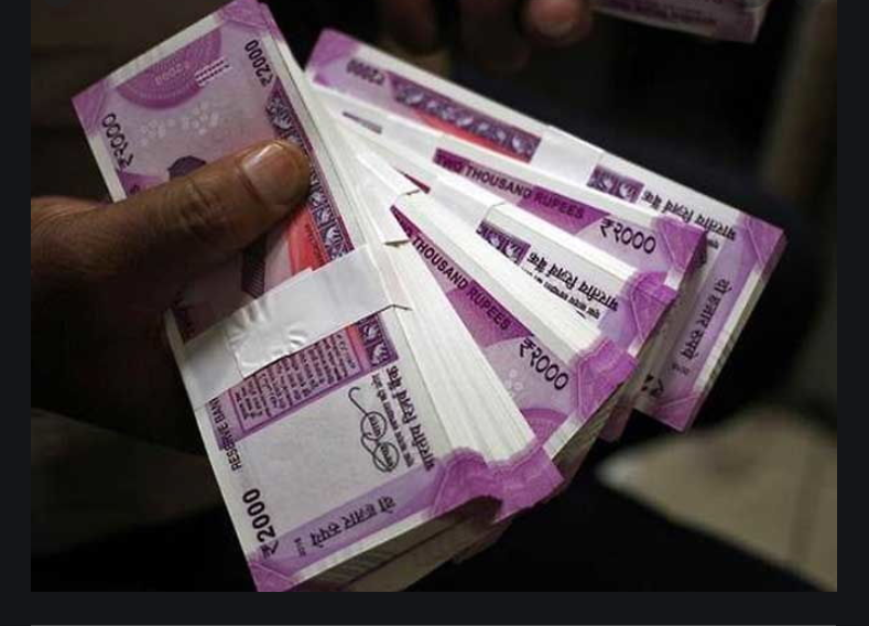 भारतीय स्टेट बैंक की मुख्य शाखा में ठग एक युवक से 70 हजार रुपये लेकर फरार हो गए।