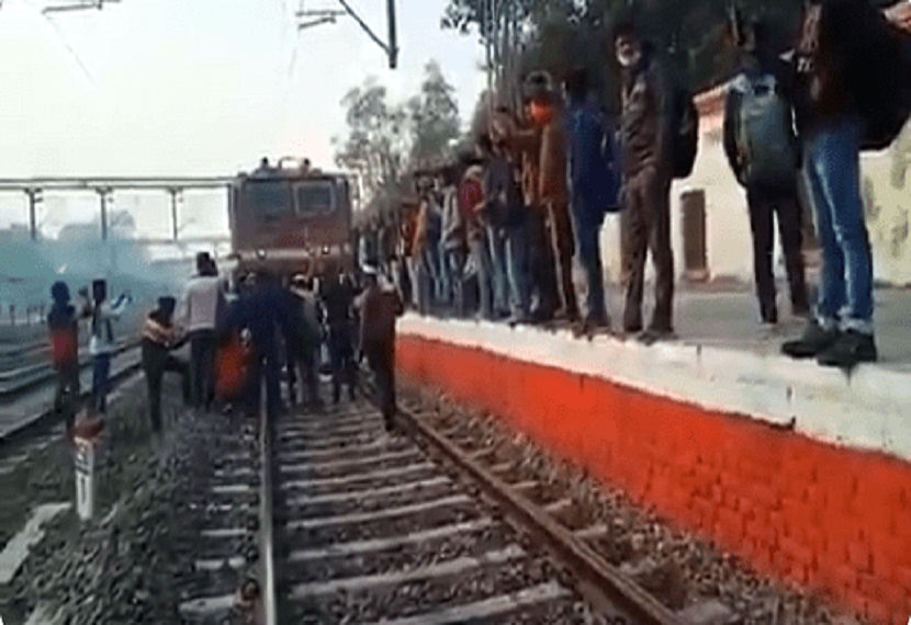 प्रयागराज में रेलवे स्‍टेशन के आउटर पर बुंदेलखंड एक्सप्रेस ट्रेन को रोक दिया।