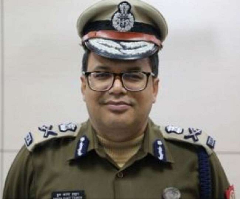 पुलिस धमकी देने वाले शख्स की तलाश पूरी मुस्तैदी से कर रही है।