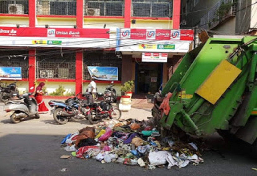 इसके बाद बैंकों के बाहर निगम कर्मचारियों ने सुबह कचरा डंप कर दिया था।