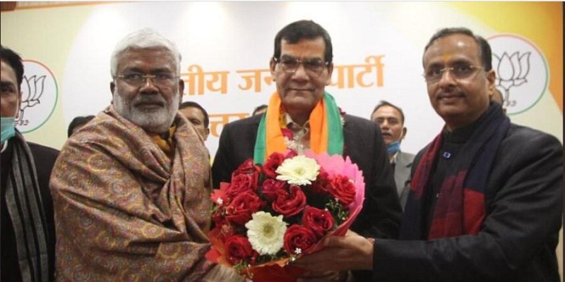 एके शर्मा को भजपा में उत्तर प्रदेश के उप-मुख्यमंत्री दिनेश शर्मा और यूपी  भाजपा  प्रदेश अध्यक्ष स्वतंत्र देव की मौजूदगी में शामिल किया गया।