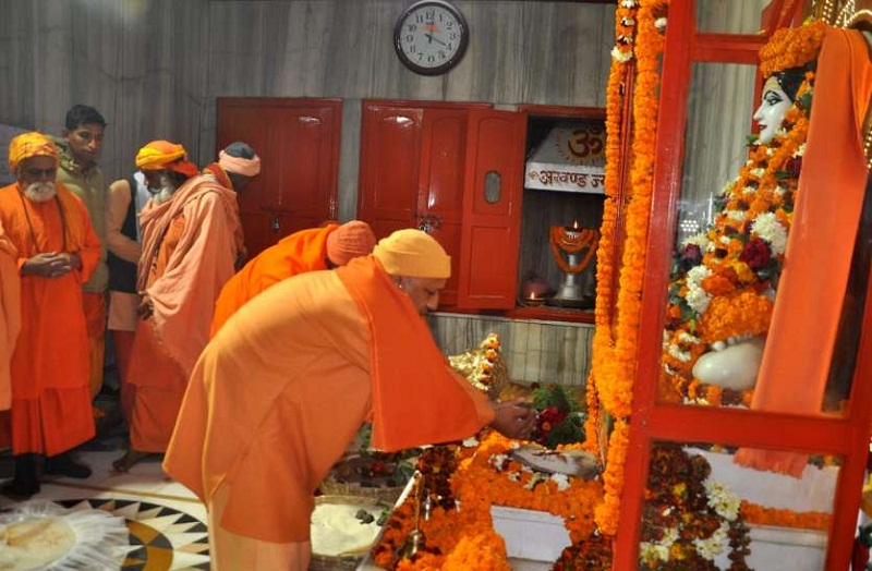 गुरु गोरखनाथ मंदिर में देश और प्रदेश के कोने-कोने से आए लाखों श्रद्धालुओं ने गुरु गोरक्षनाथ को आस्था की खिचड़ी चढ़ाई।