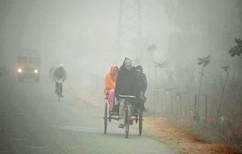 कुछ इलाकों में शीतलहर के चलने की बात कही गई है।