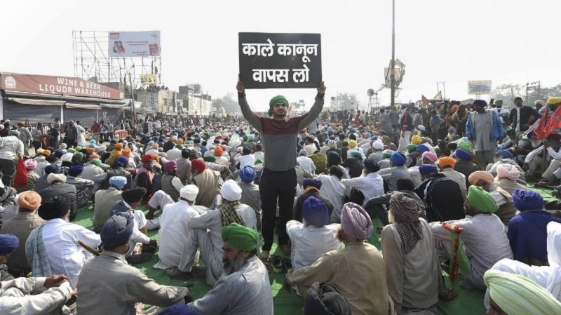 इससे पहले भारतीय किसान यूनियन के नेता राकेश टिकैत ने कहा था कि किसान लाल किले से इंडिया गेट तक टैक्टर से परेड निकालेंगे।