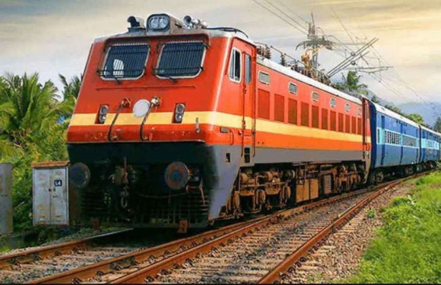 जिनकी भी ट्रेन रात 9 बजे तक दिल्ली से थी वो रिफंड के लिए अप्लाई कर सकते हैं।