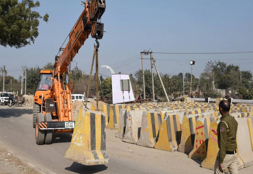 पुलिस फोर्स के साथ धरनास्थल पर पहुंचे और किसानों को खदेड़ते हुए धरना खत्म करा दिया।