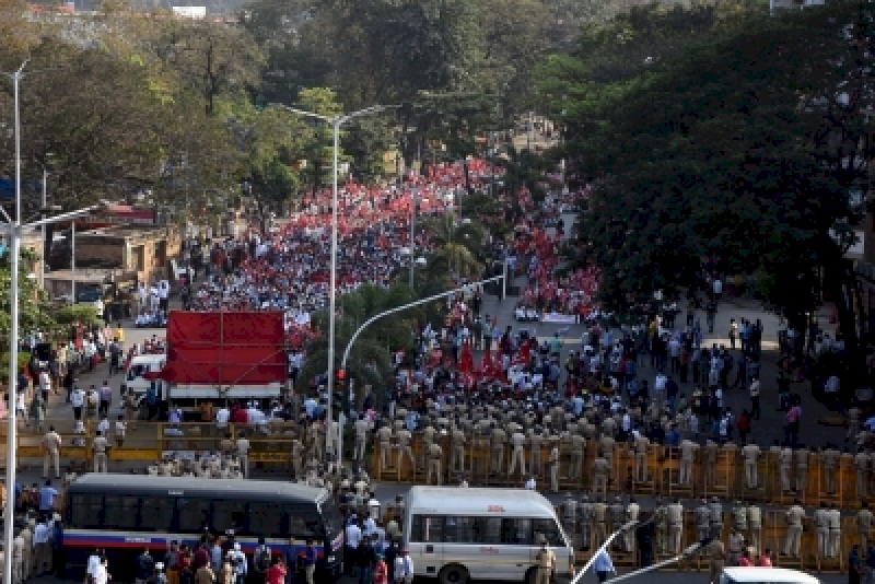 किसानों ने यूपी, उत्तराखण्ड व दिल्ली को छोड़कर पूरे देश में चक्का जाम का ऐलान किया था।