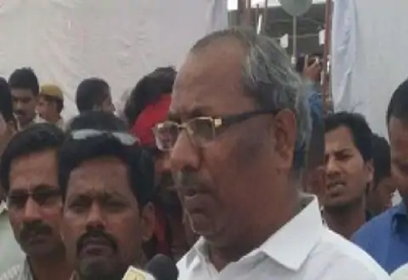 डॉ. संजय निषाद ने  समर्थकों के साथ प्रयागराज- रीवा राष्ट्रीय मार्ग पर चक्का जाम कर दिया।