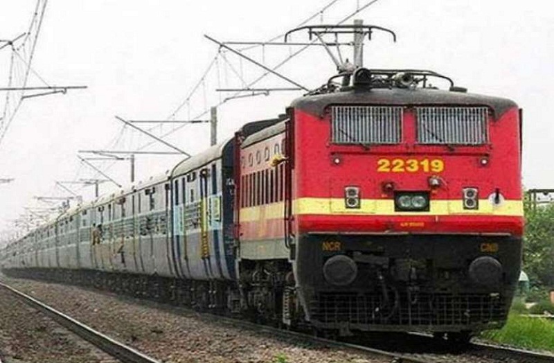 इंडियन रेलवे के मुताबिक कोविड-19 अभी भी है और कुछ राज्यों में स्थिति बिगड़ रही है।