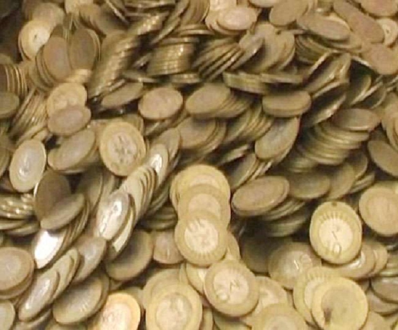 झोपड़ी से चार बक्सों में बड़ी संख्या में एक, दो, पांच रुपये के सिक्कों के अलावा दस, बीस रुपयों के नोट मिले हैं।