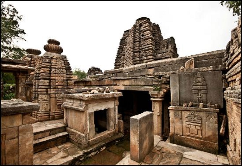 हर मंदिर में शिवलिंग था, प्रमुख शिवलिंग सबसे बड़े मंदिर में है, जहां आज भी नियमित पूजा-पाठ होता है।