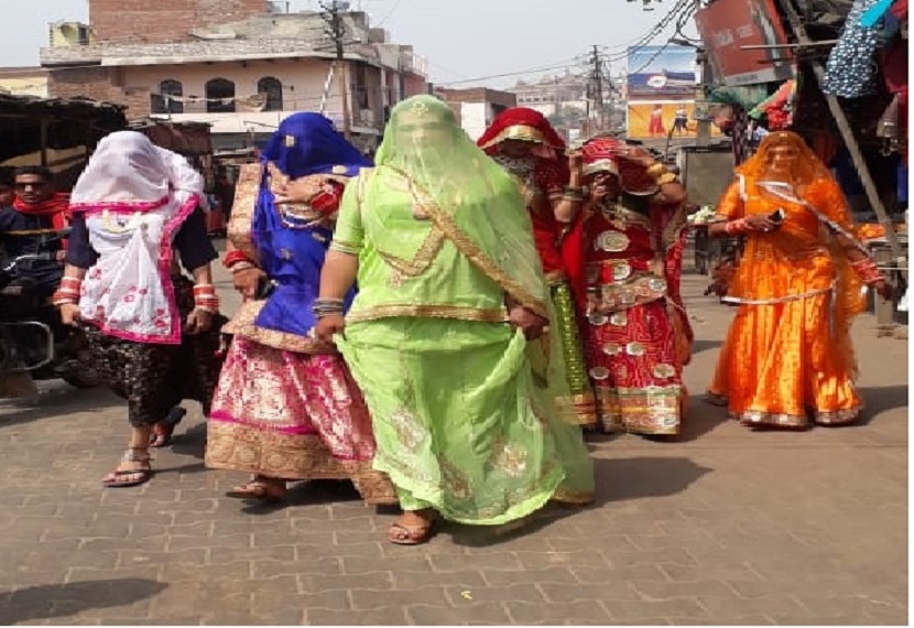 फिर क्या था पंडे ने भी गोपियों को लड्डूओं से मारना शुरू कर दिया।