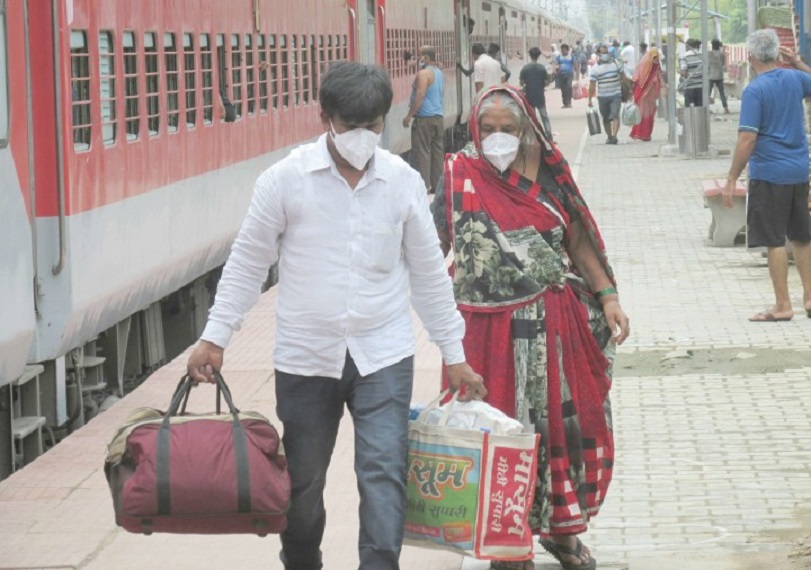 जनरल डिब्बों में तो लोग एक-दूसरे के ऊपर सवार होकर यात्रा कर रहे हैं। पुणे और नागपुर में भी यही हालात हैं।