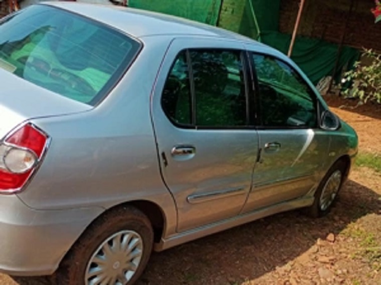 कार में संजय निगम के पास से एक .32 बोर की लाइसेंसी रिवाल्वर मिली।