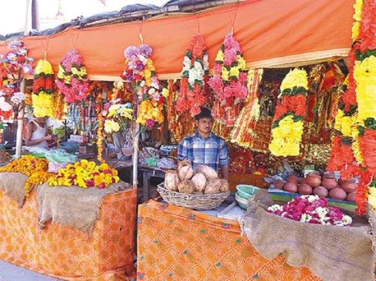 मंदिरों के बाहर गोले बनाए गए।