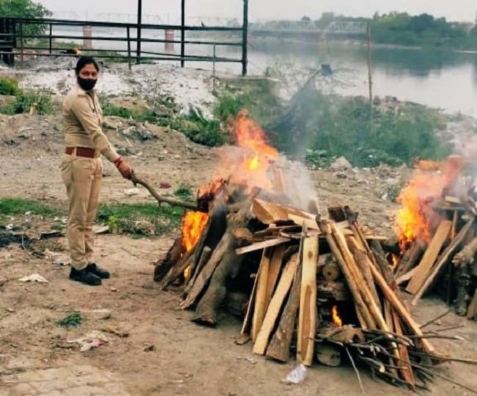 महिला  द्वारा लावारिश लाश के अंतिम संस्कार की  चर्चा  हो रही है। चित्र साभार: दैनिक जागरण