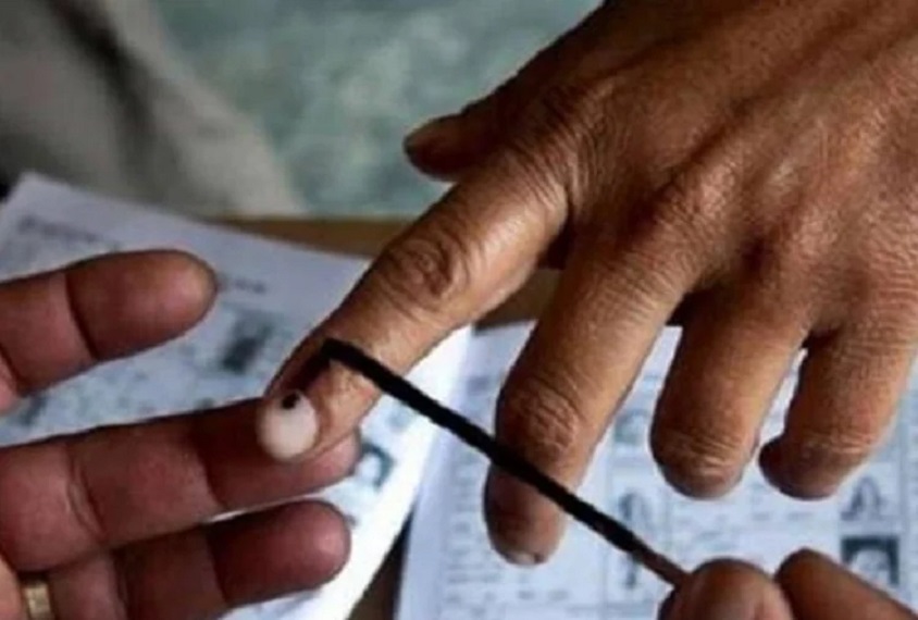 सोमवार को लखनऊ व वाराणसी समेत 20 जिलों में वोट डाले जा रहे हैं।