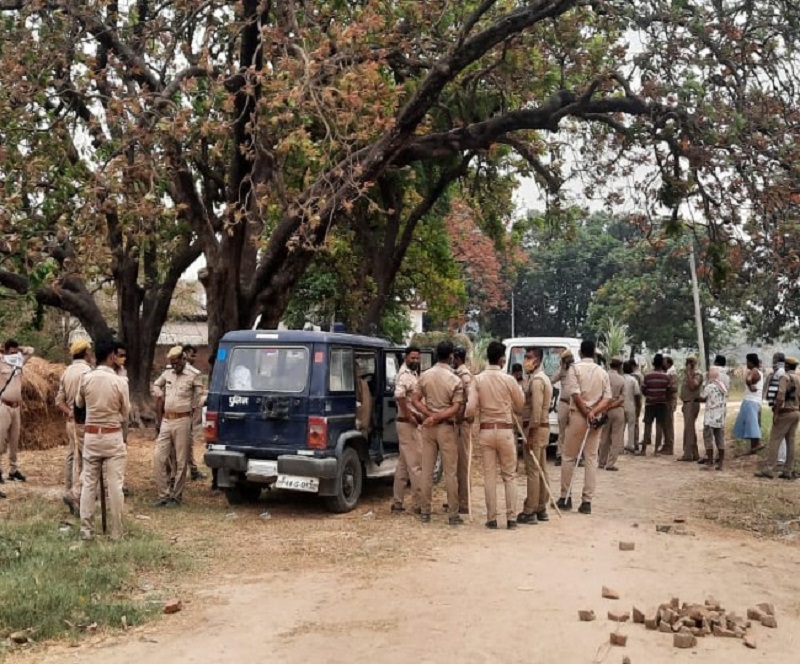 पुलिस के आला अफसर भी मौके पर पहुंचकर जांच-पड़ताल में जुट गए हैं।