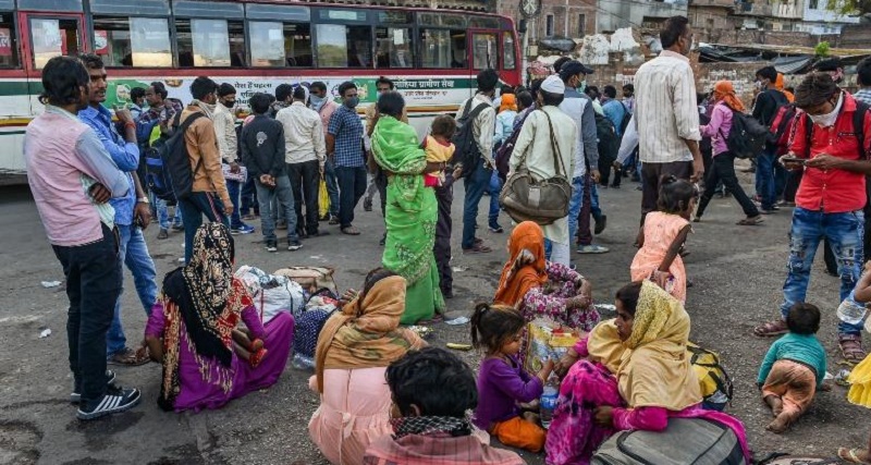 लखनऊ के आलमबाग और चारबाग बस अड्डे पर प्रवासी मजदूरों का भारी जमावड़ा देखा जा रहा है।