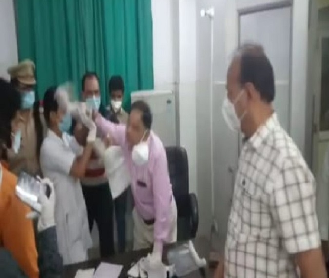रामपुर जिला अस्पताल में हुई  इस मारपीट का वीडियो सोशल मीडिया पर वायरल हो रहा है।