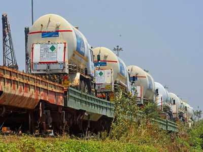 ऑक्सीजन एक्सप्रेस टाटानगर स्टेशन से सोमवार शाम को ऑक्सीजन टैंकर लेकर रवाना हुई थी।