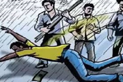 सूचना मिलने पर पुलिस पहुंच गई और घायल को जिला अस्पताल ले गई।