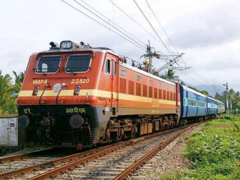 लखनऊ के रेलवे स्टेशन चारबाग स्टेशन से कई सारी ट्रेनें कई शहरों के लिए चल रही है।