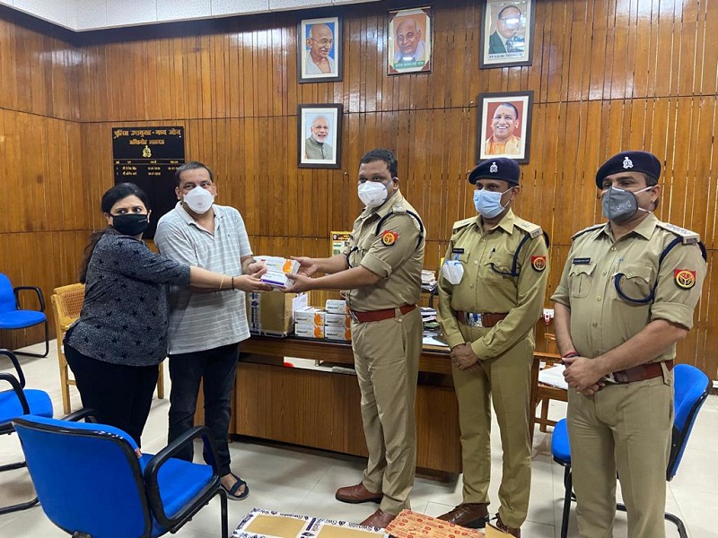 कोरोना काल में पुलिस के जवान अपनी जान की परवाह किए बगैर फील्ड मे निकलकर अपनी ड्यूटी दे रहे हैं।