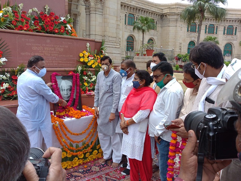 रालोद प्रदेश अध्यक्ष ने माल्यार्पण एवं पुष्पांजलि अर्पित करके श्रद्धांजलि दी।