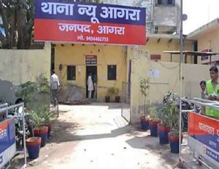 शनिवार  को  प्रभारी निरीक्षक सहित चार पुलिसकर्मियों को लाइन हाजिर किया था।