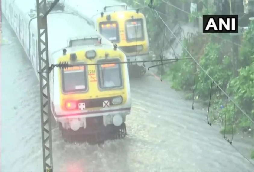 एहतियातन समुद्र के किनारे के इलाकों को खाली करवा लिया गया है।