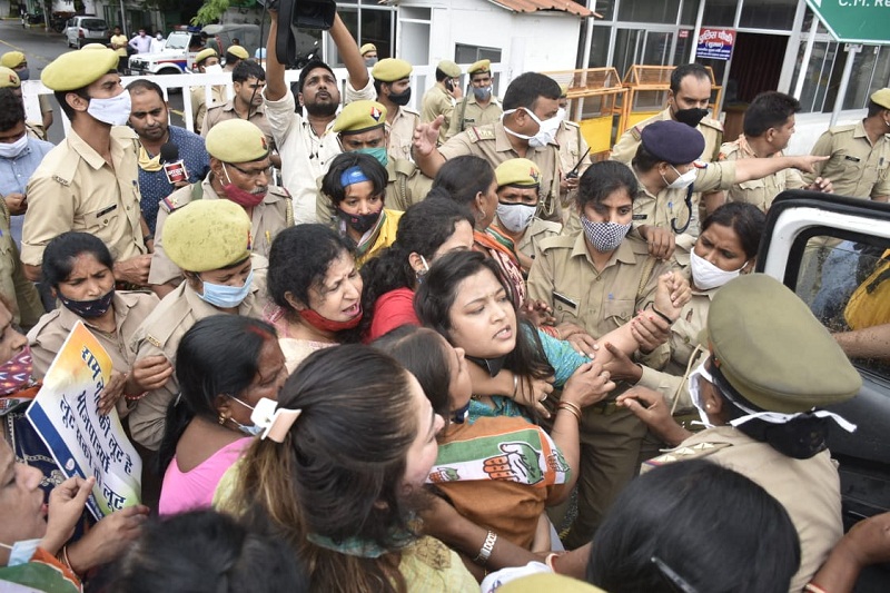 महिला कार्यकर्ताओं को पुलिस ने गिरफ्तार कर लिया।