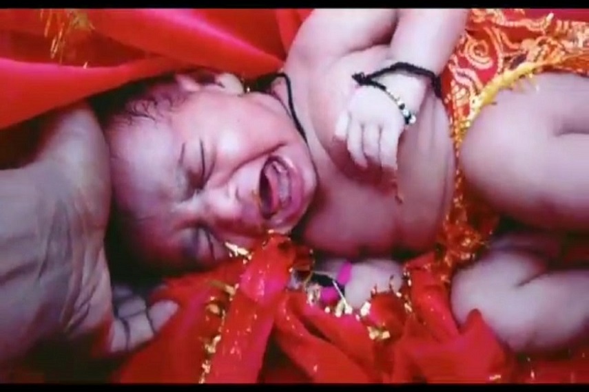 बच्ची को बचाने वाले गुल्लू ने डीएम मंगला प्रसाद से मिलकर बच्ची को गोद लेने की इच्छा जता चुके है।