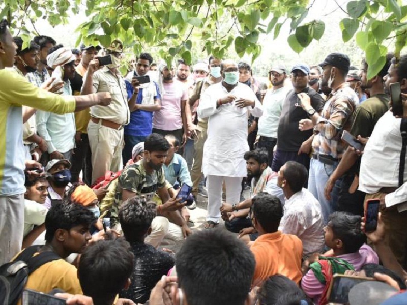 नियुक्ति की मांग को लेकर धरने पर बैठे अभ्यर्थी।