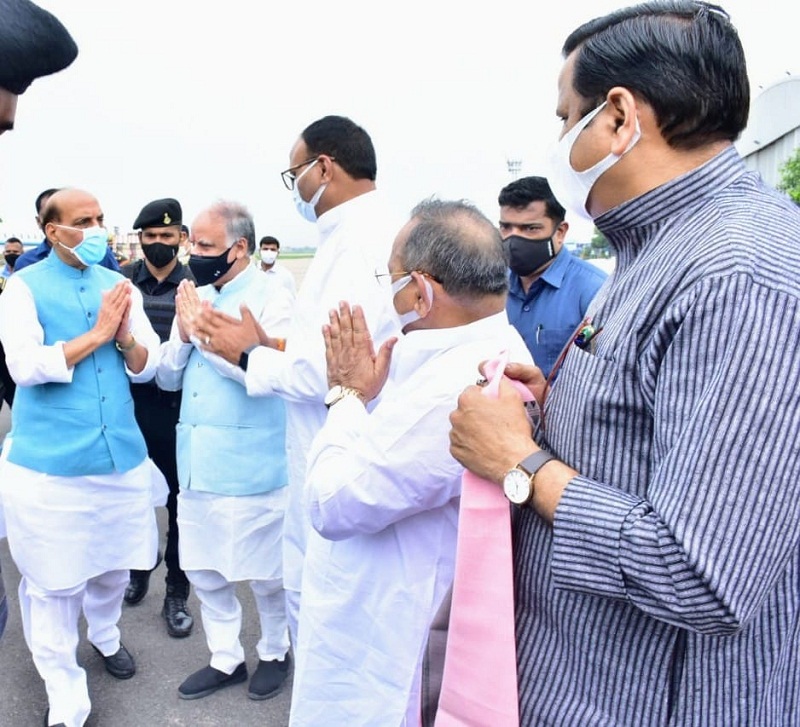 लखनऊ एयरपोर्ट पहुंचने पर रक्षामंत्री का जोरदार स्वागत हुआ।